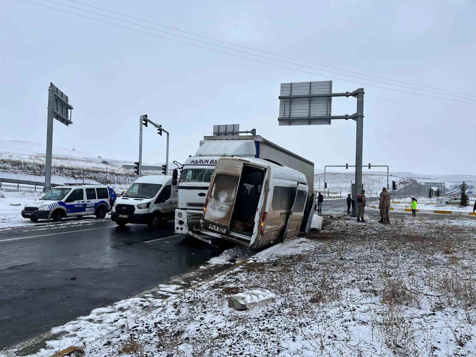 Ağrı’da çekici ile minibüs çarpıştı; 2’si ağır 8 yaralı
