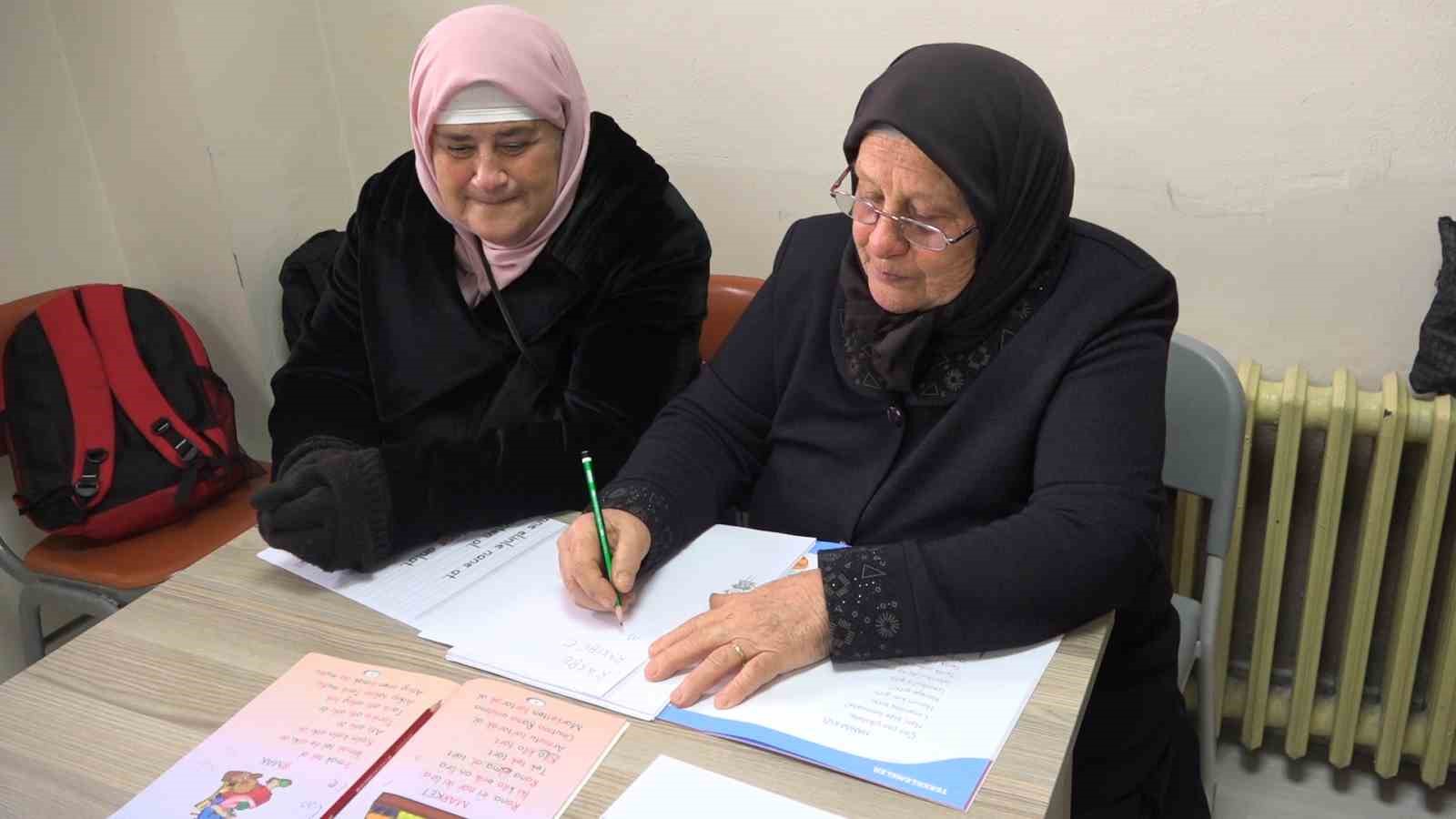 73 yaşındaki anne ile 56 yaşındaki kızının okuma azmi herkese örnek oluyor
