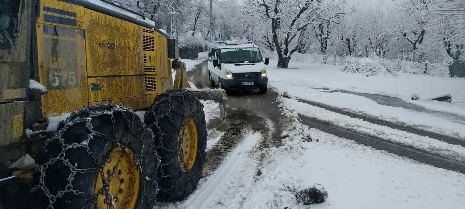 Diyarbakır’da kardan kapanan 439 kilometrelik yol ulaşıma açıldı
