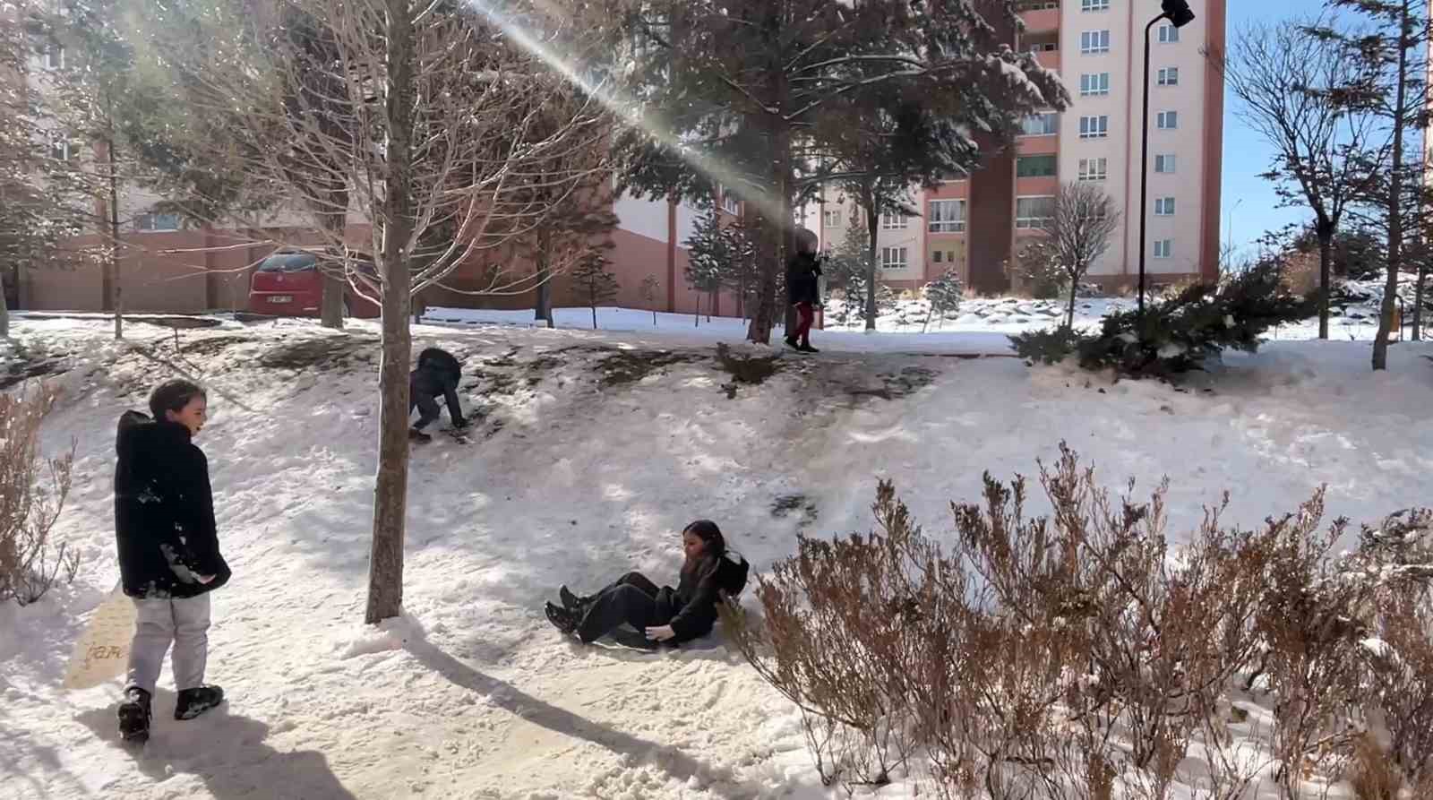 Niğde’de okullar tatil oldu, karın keyfini çocuklar çıkardı
