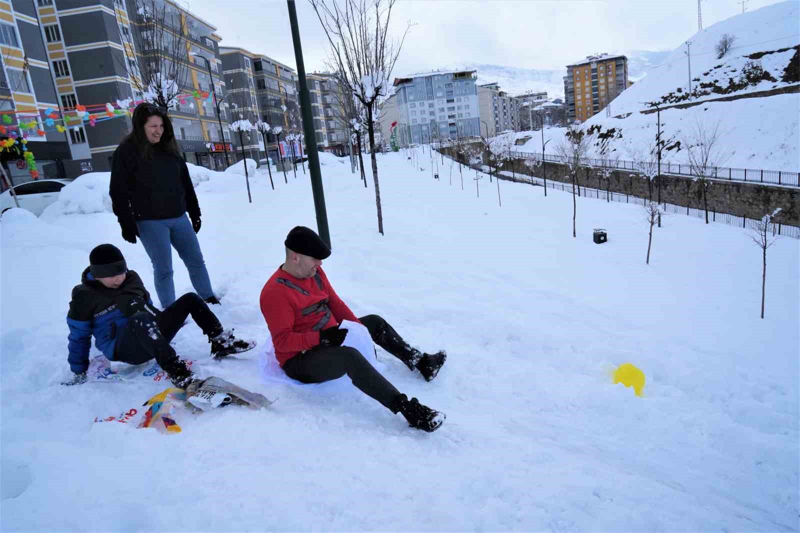 Lala Vadisi’nde naylon poşetlerle kayarak karın keyfini çıkardılar
