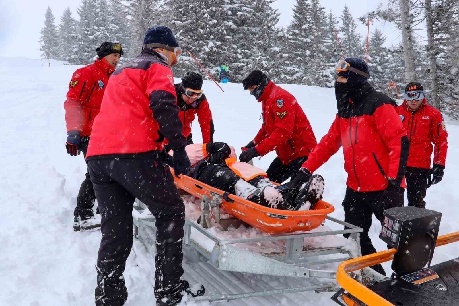 Jandarma ve itfaiye ekiplerinden karda arama ve kurtarma tatbikatı
