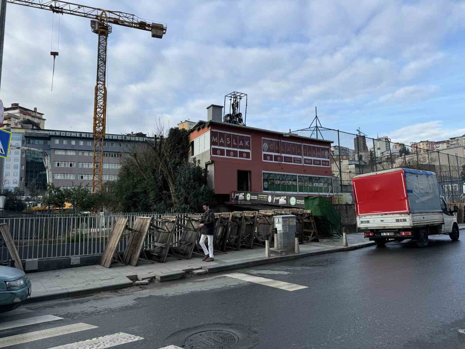 Sarıyer’de spor kulübünün çatısındaki baz istasyonu alev alev yandı
