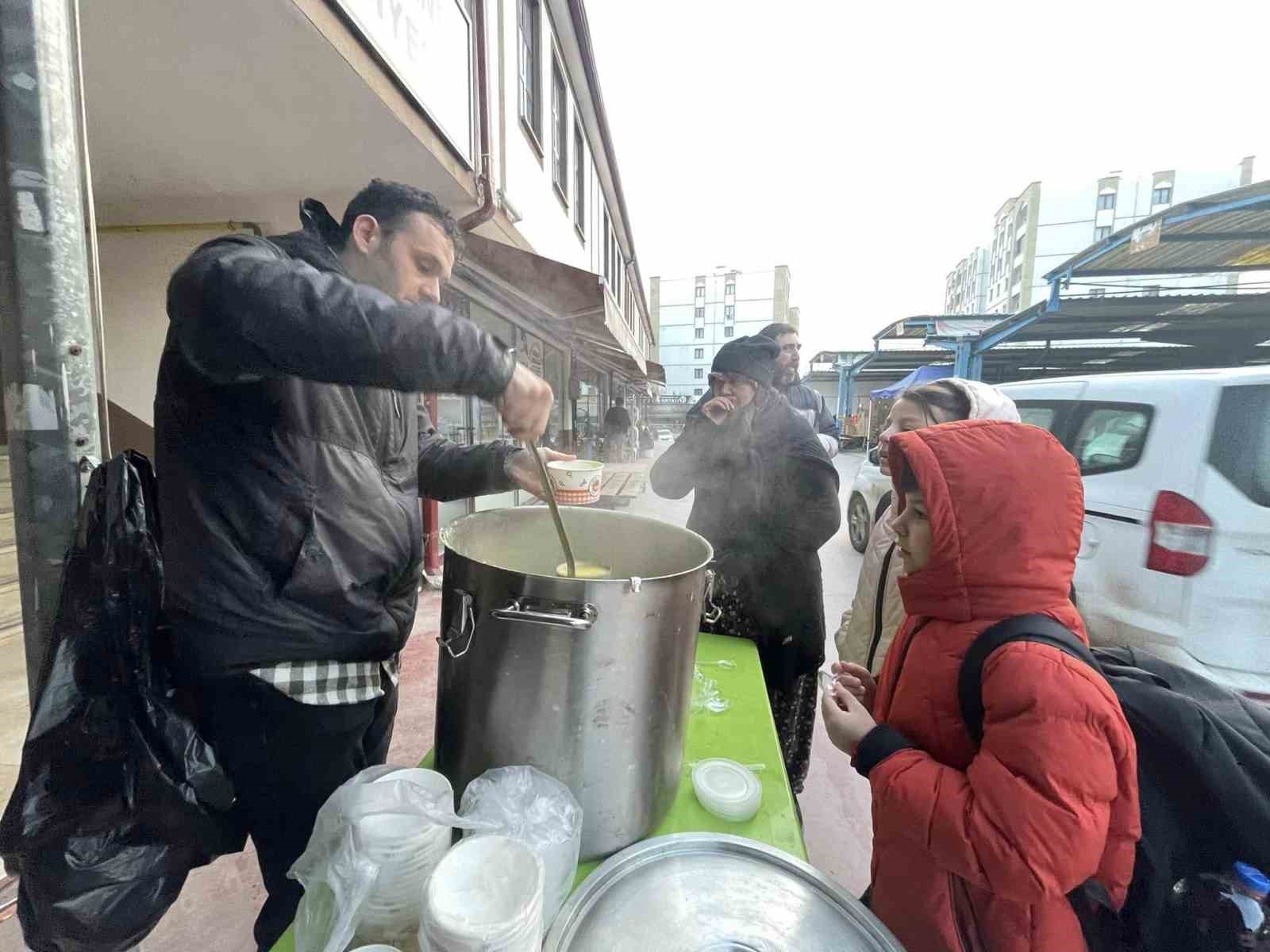 Sabah işe, okula giden vatandaşlara sıcak çorba
