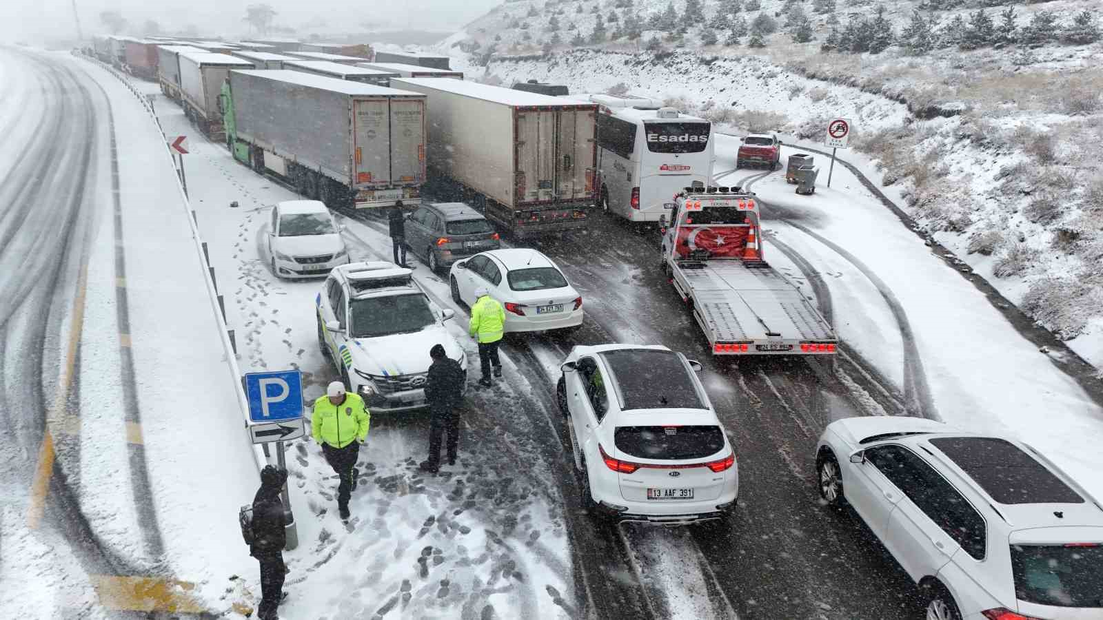 Erzincan’da Sakaltutan ve Ahmediye geçitlerinde kar ulaşıma engel oldu
