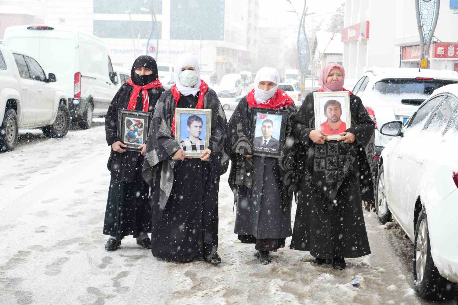 Muş’ta aileler kar altında evlat nöbetini sürdürüyor
