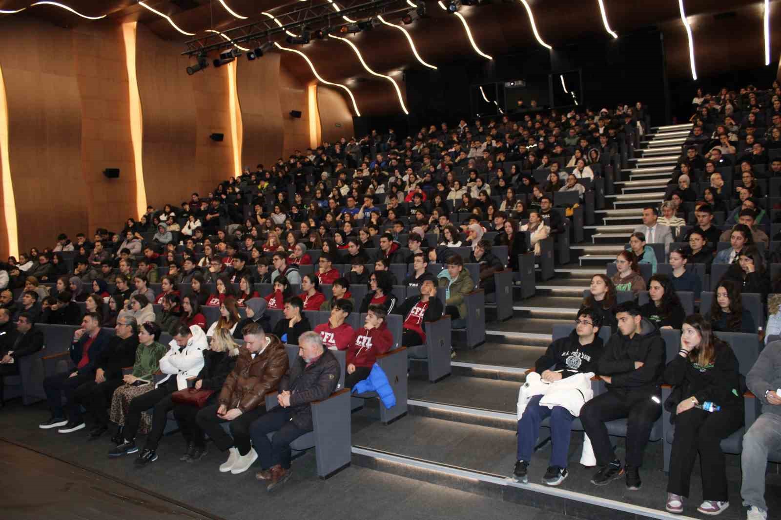 Çorlu’da öğrencilere Yapay Zeka ve İnsanlığın Geleceği anlatıldı
