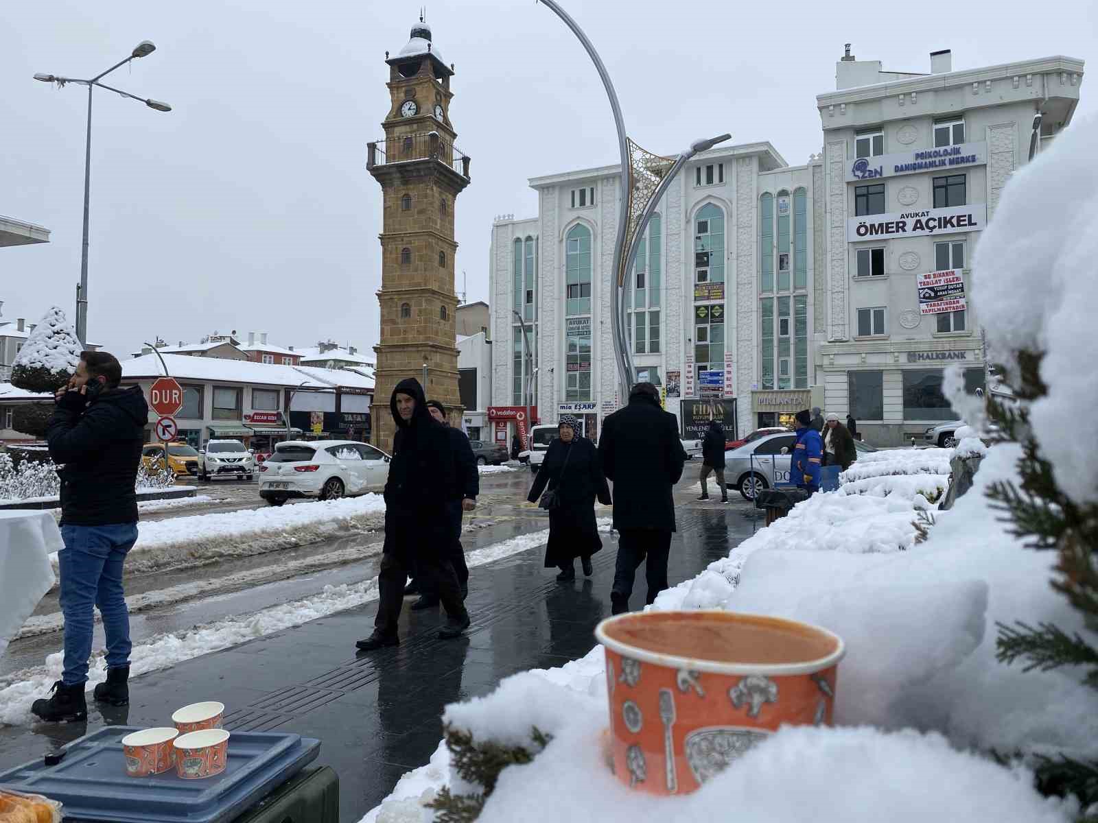 Yozgat’ta Arabaşı çorbası dağıtıldı, karlı havada içenlerin içi ısındı
