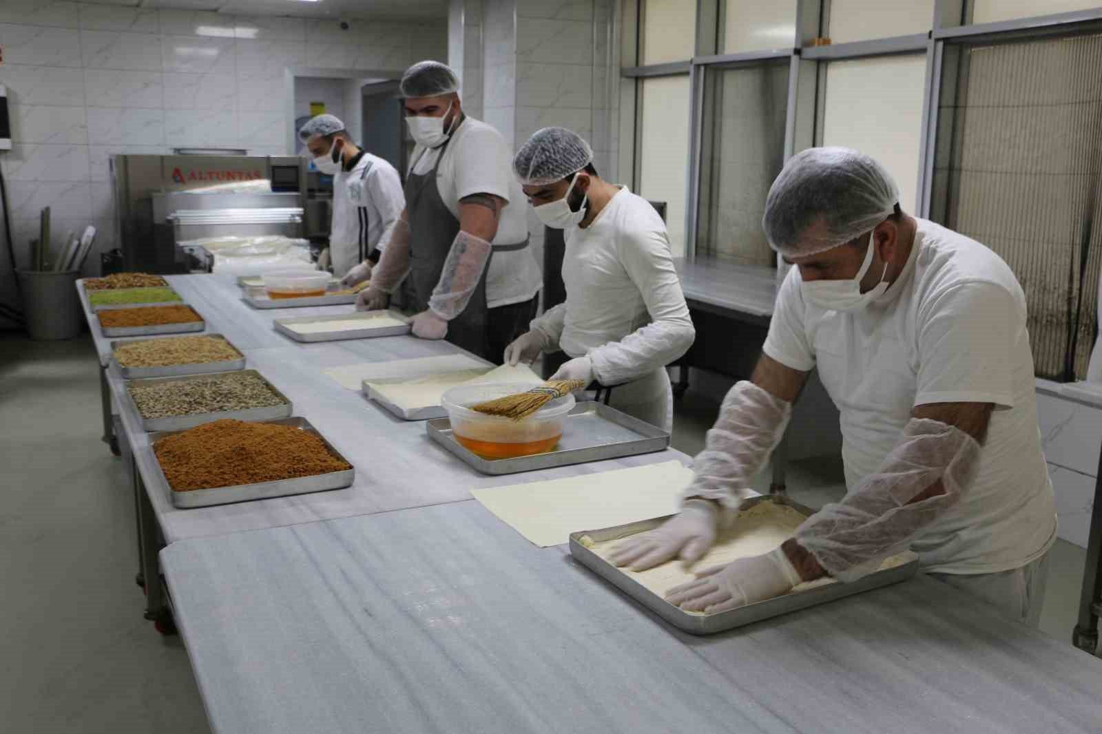 Diyarbakır’da "lotuslu soğuk baklava" üretildi
