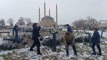 Edirne beyaza büründü, çocuklar karın tadını çıkardı
