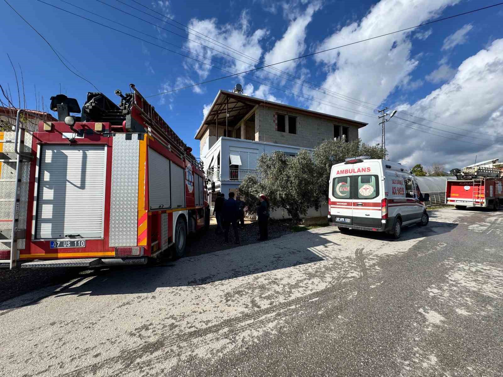 Antalya’da müstakil ev yangınında 2 kişi dumandan etkilendi
