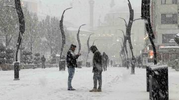 Bolu’da lapa lapa kar yağışı etkili oluyor
