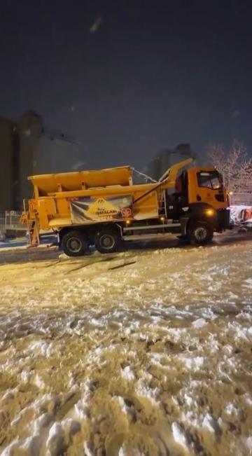 Maltepe’de yolu açmaya gelen İBB kar küreme aracı yolda kaldı
