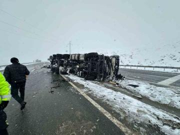 Elazığ’da tır yan yattı
