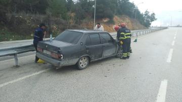 Seyir halinde kontrolden çıkan otomobil refüje çarptı, 1 kişi yaralandı
