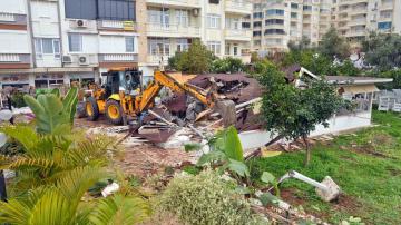 Alanya’da park alanını işgal eden restoran kaldırıldı
