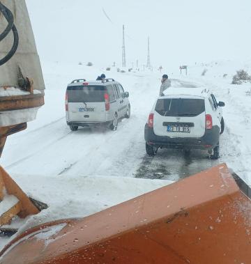 Elazığ’da kar yağışında yolda kalan araçlar, ekipler tarafından kurtarıldı
