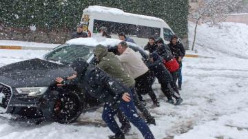 Kartal’da karda mahsur kalan araç sürücüsünün imdadına vatandaşlar yetişti
