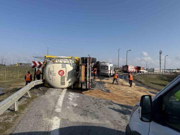 TEM’de tanker devrildi: 1 yaralı
