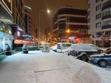 Van’da yoğun kar yağışı etkili oldu
