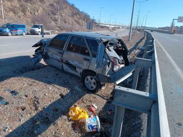 Ankara-Kırıkkale kara yolunda otomobil bariyerlere çarptı: 3 yaralı
