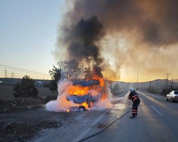 Seyir halindeki minibüs alev topuna dönüştü
