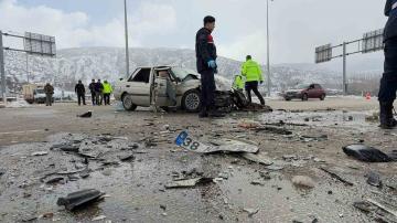 Tokat’ta tıra çarpan otomobildeki sürücü öldü, 2 yolcu yaralandı
