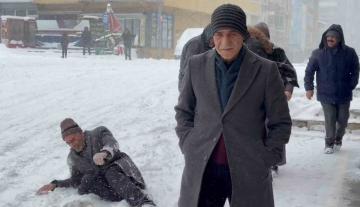 Ağrı’da cadde ve sokaklar buz pistine döndü
