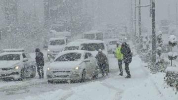 Rampa çıkamayan araçlar trafiği sıkıştırdı
