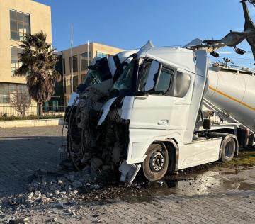 Beton direk, tırı ortadan ikiye ayırdı
