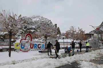 Çukurca Belediyesinden yol temizleme çalışması
