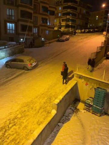 Sürücülerin buz pistine dönen yollarda zorlu imtihanı kamerada
