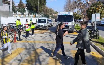 Trafik ekipleri, öğrenciler ile birlikte yaya önceliğine dikkat çekti
