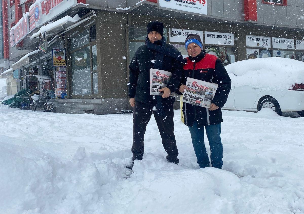 Yoğun kar ve soğuk gazete dağıtımını durduramadı
