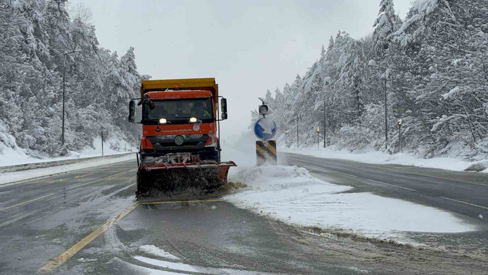 Bolu Dağı geçişinde kar yağışı aralıklarla etkili oluyor: Ulaşım rahat
