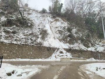 Kastamonu’da dağdan kopan taşlar yola düştü: 3 bina tahliye edildi
