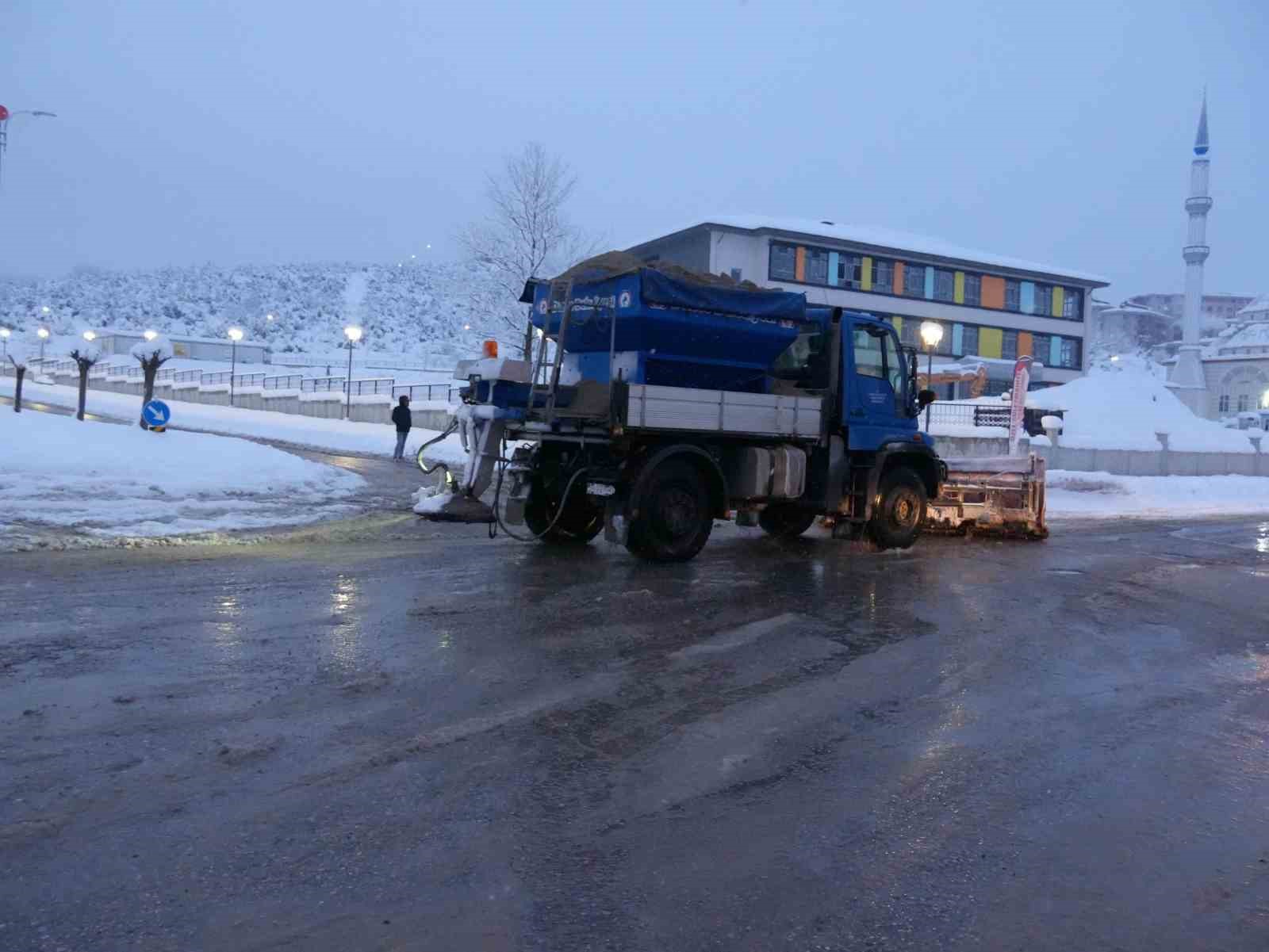 Düzce’de MSÜ sınavı öncesi yollar kardan temizlendi
