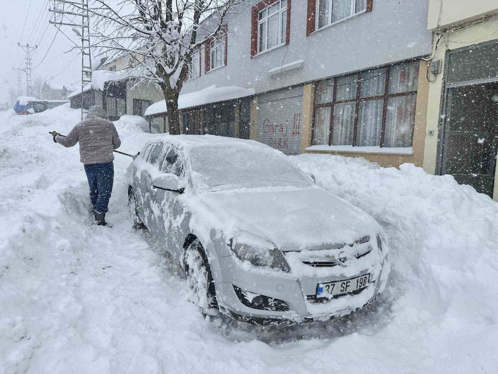 180 santimetrelik karın altında kalan araçlarını güçlükle çıkarttılar
