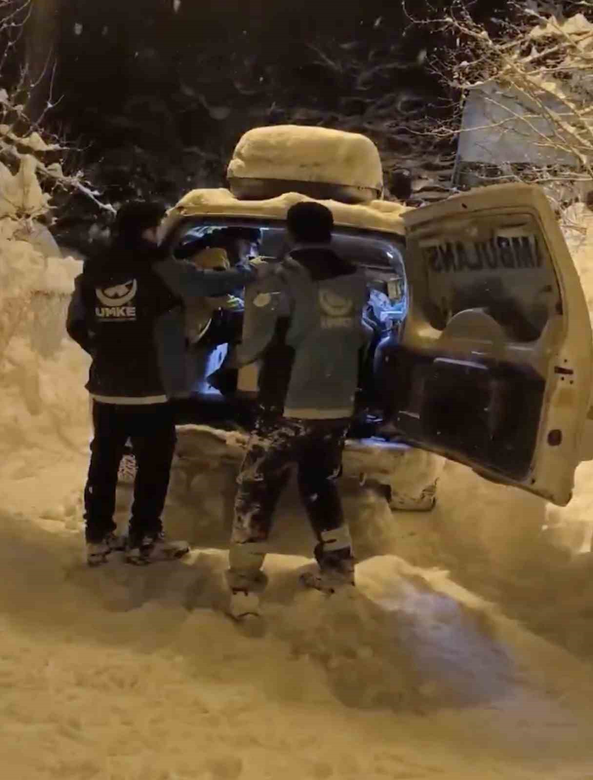 Kar sebebiyle köylerinde mahsur kalan hastalar için ekipler seferber oldu
