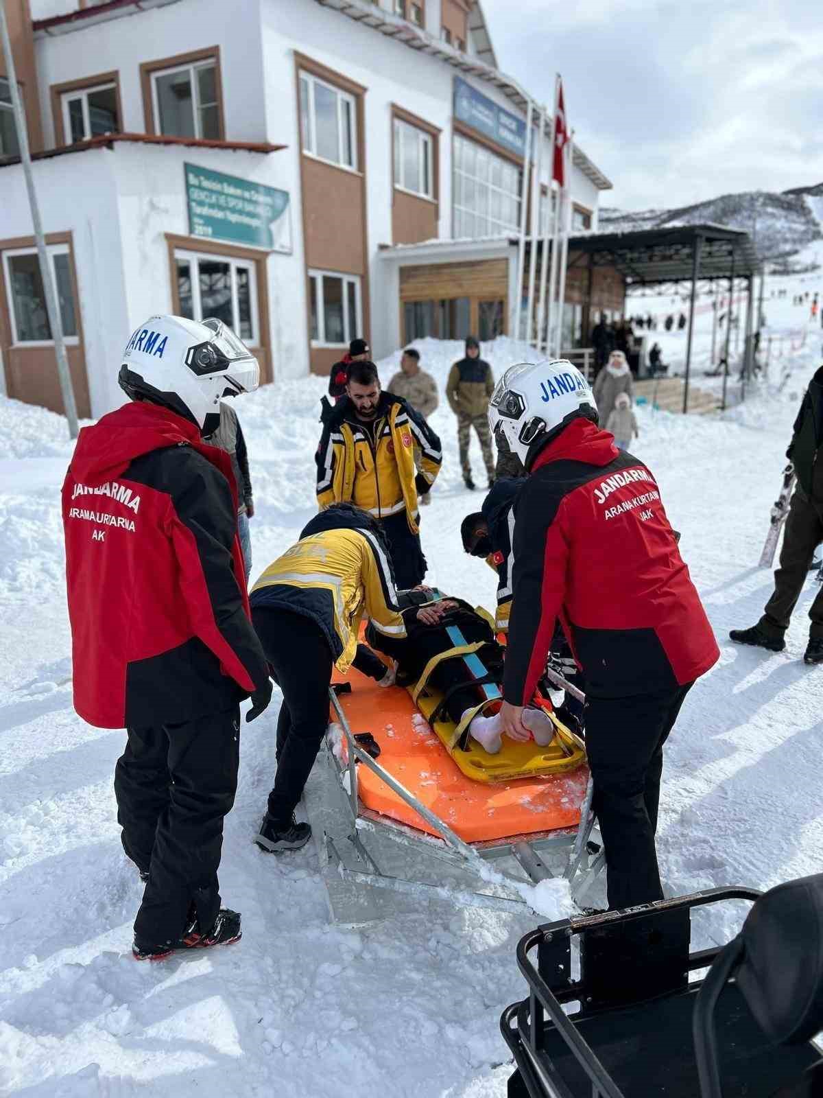 Kayak yaparken yaralanan vatandaşı JAK kurtardı
