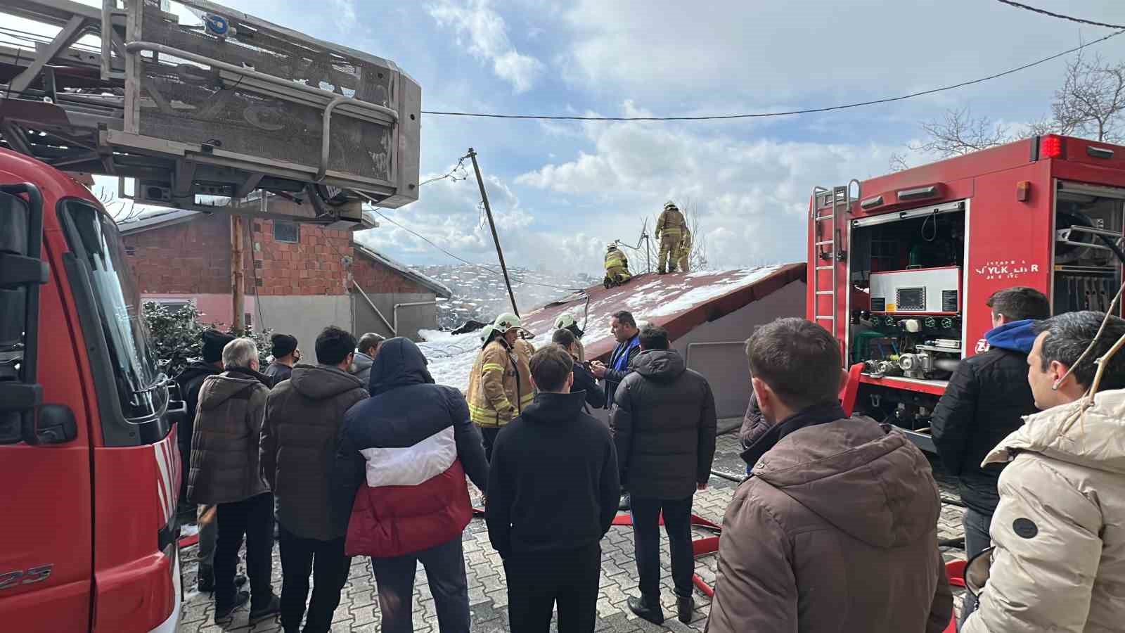 Beykoz’da korkutan çatı yangını
