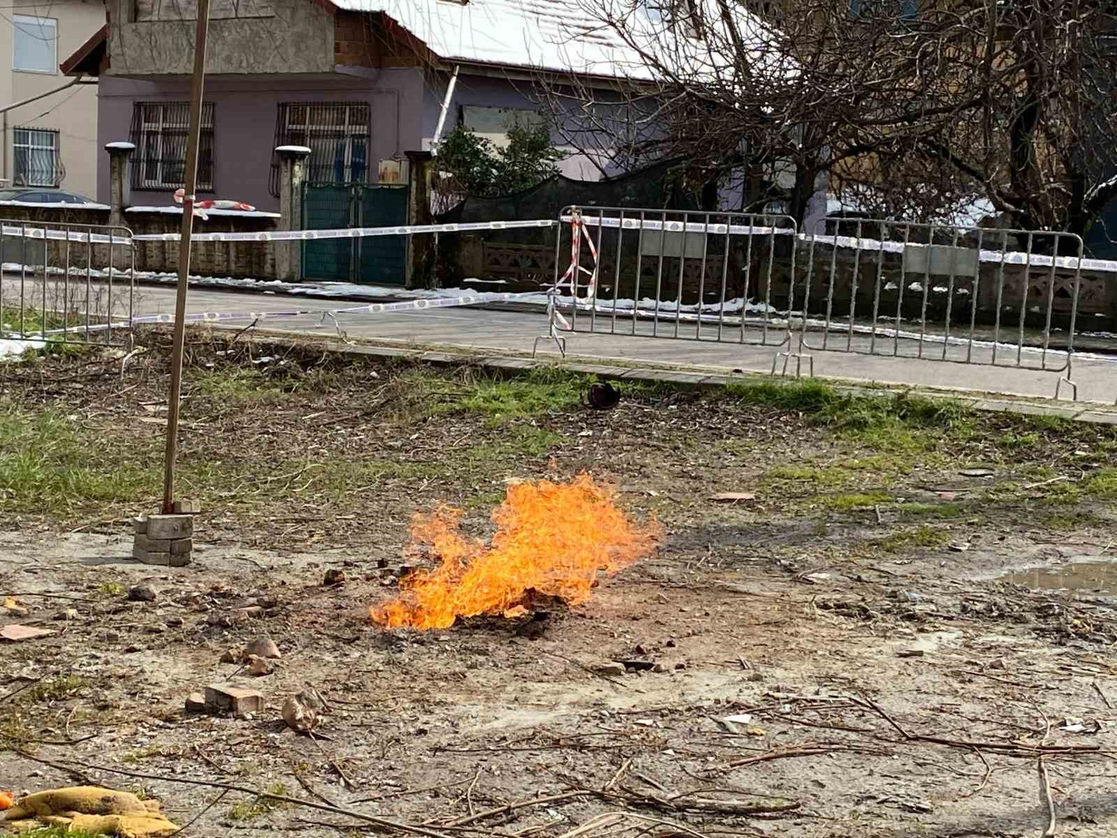 Altı gündür yanan metan gazının başından biran bile ayrılmıyorlar
