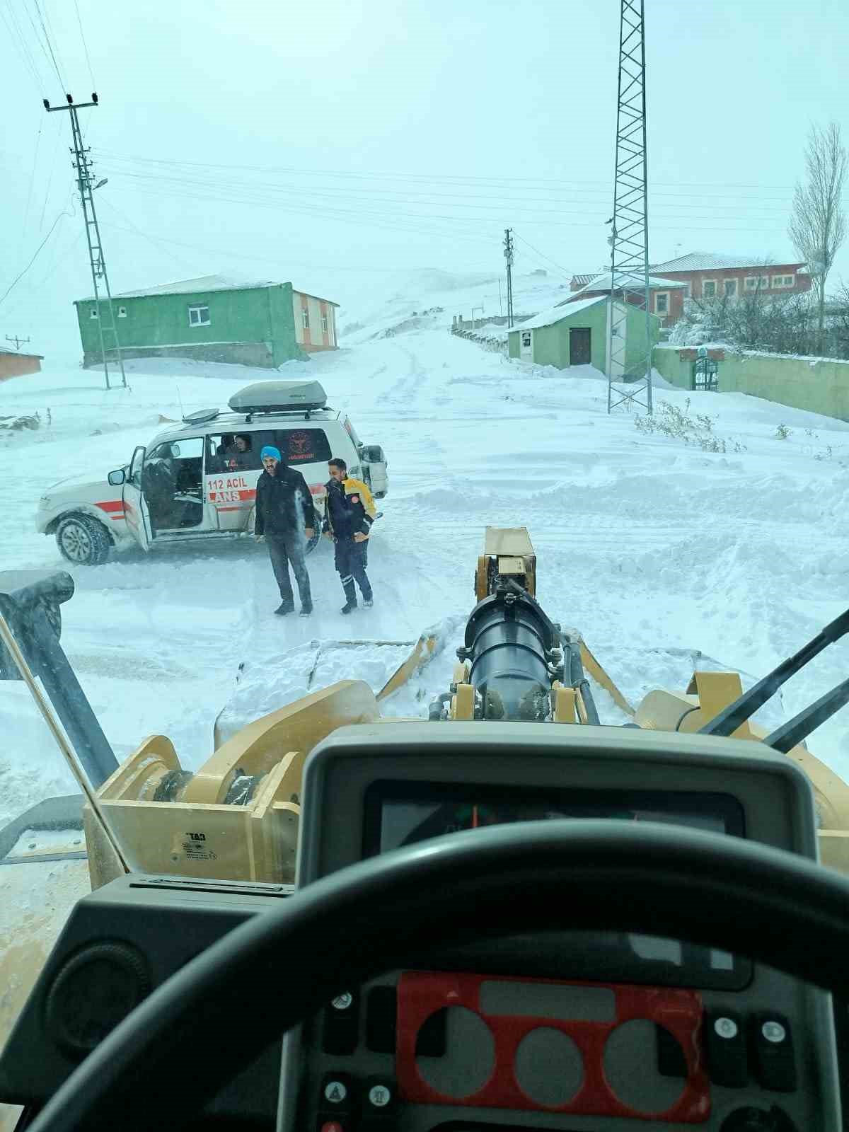 Köy yollarında kar temizliği
