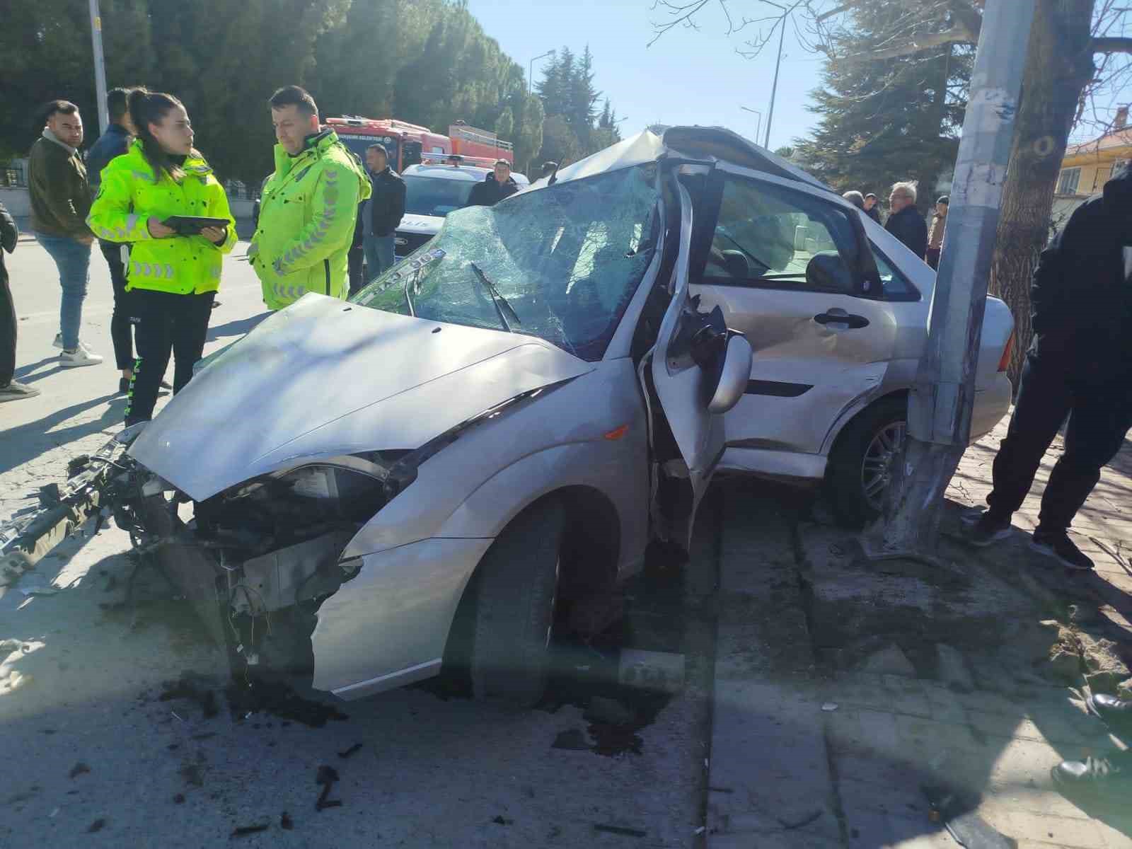 Aşırı süratli otomobille çarpışan 17 yaşındaki motosikletli ağır yaralandı
