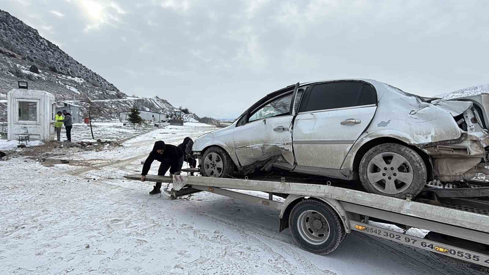 Tokat’ta güvenlik kulübesine çarpan otomobil sürücüsü yaralandı
