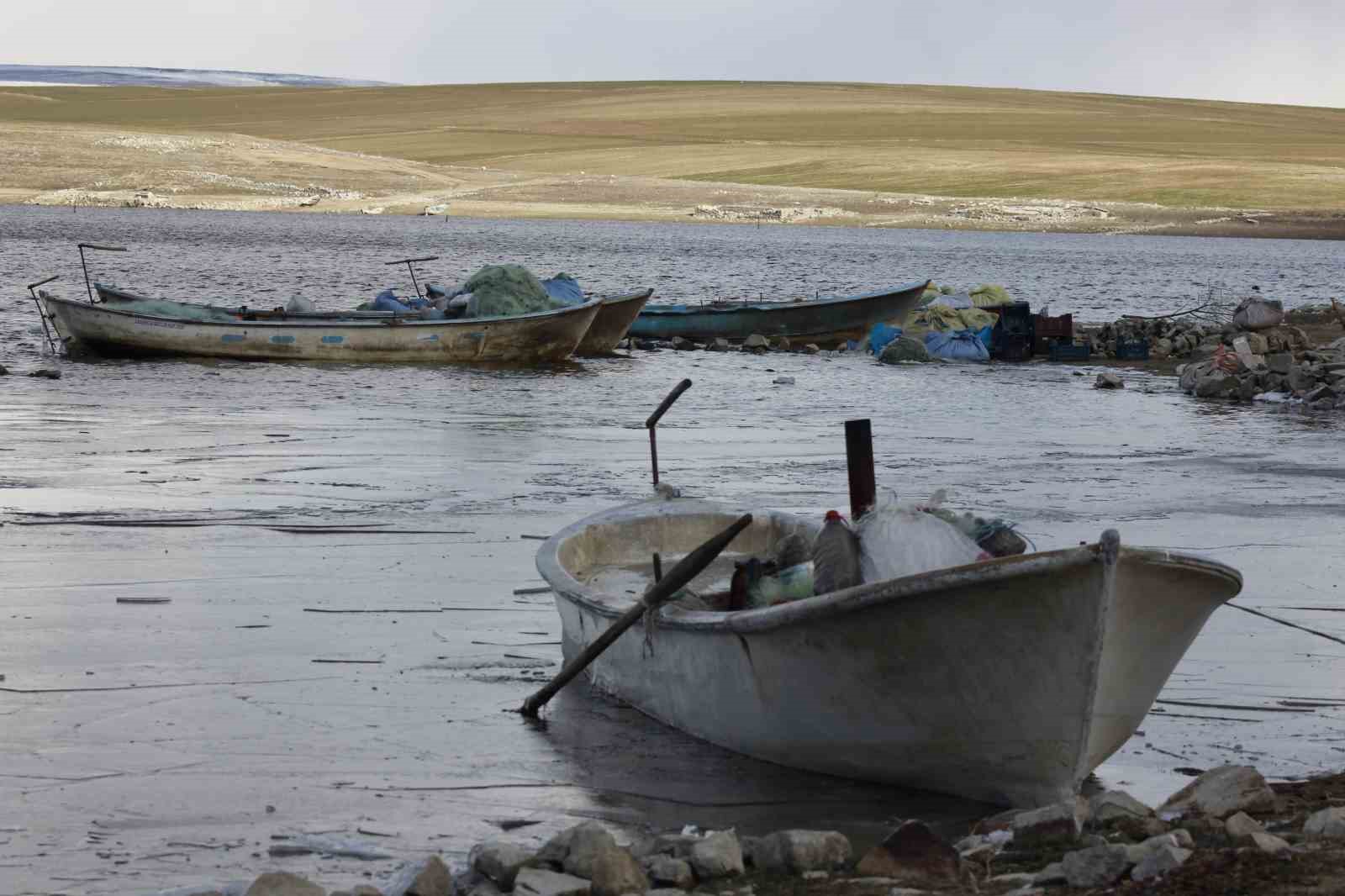 Yozgat’ta baraj yüzeyi kısmen buz tuttu, balıkçılar kıyıda kaldı
