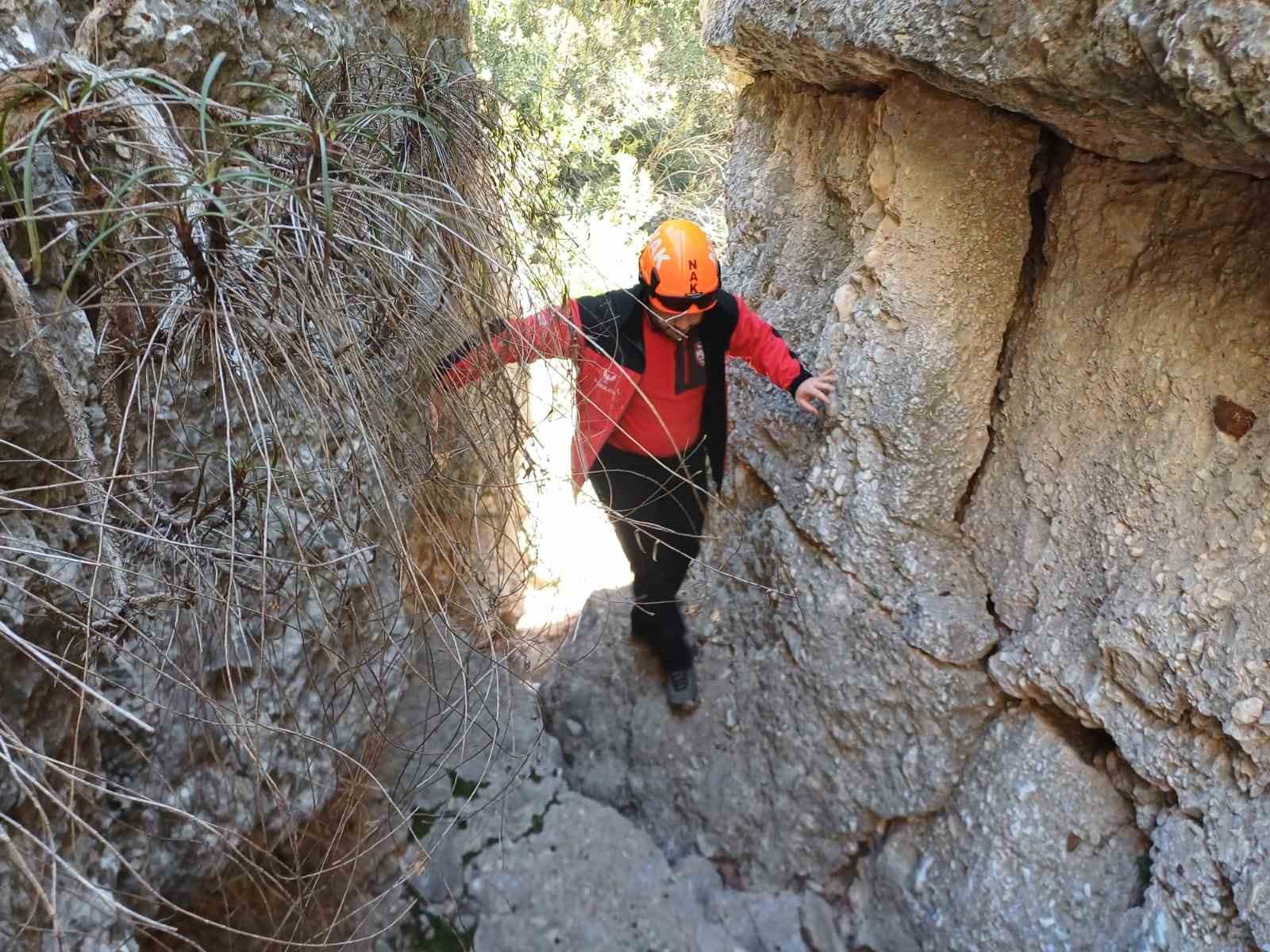 Kanyondaki oyuktan gelen köpek sesleri endişelendirdi
