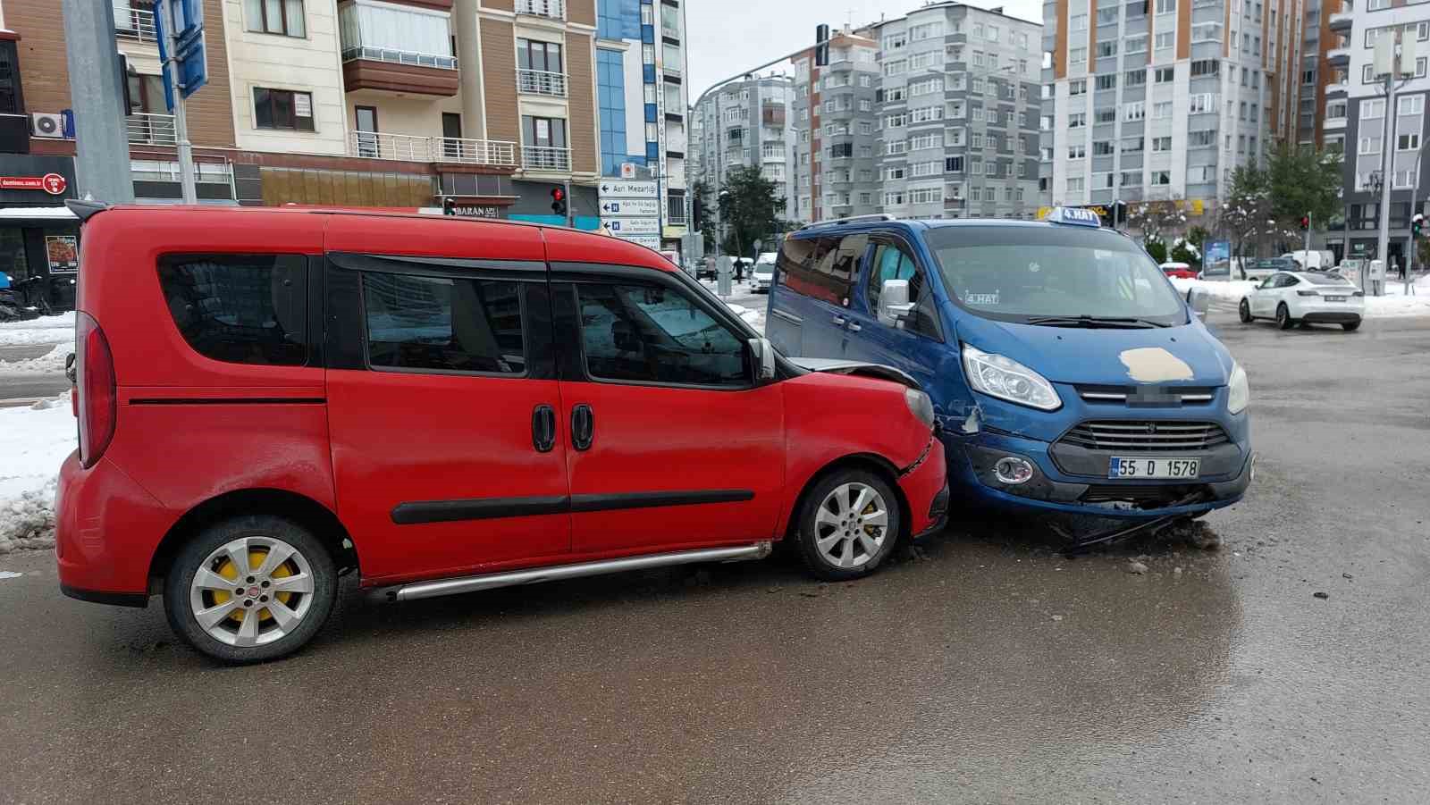 Samsun’da iki dolmuş çarpıştı: 1 yaralı
