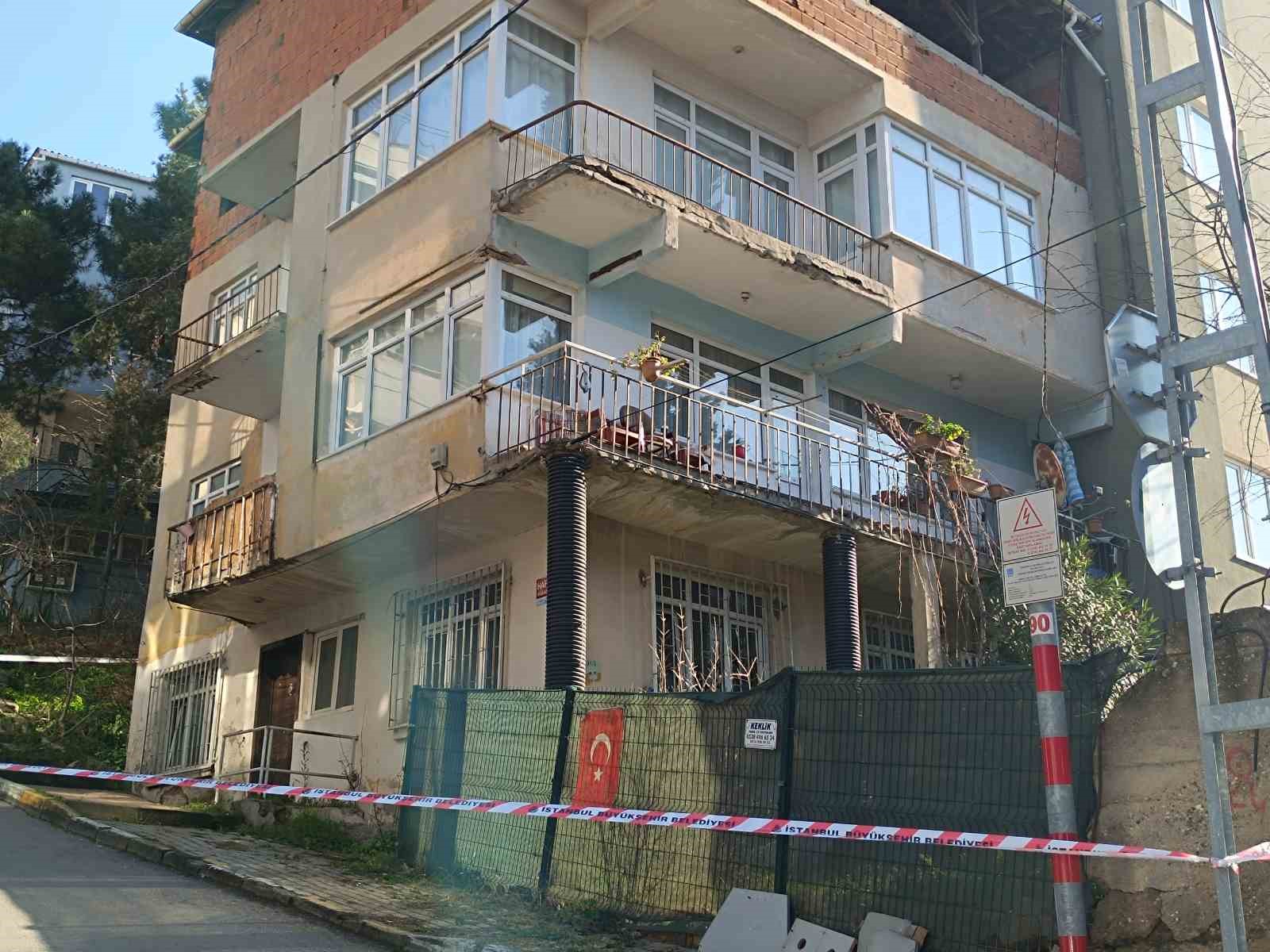 Pendik’te duvarlarından çatlama sesi gelen 3 katlı bina tahliye edildi
