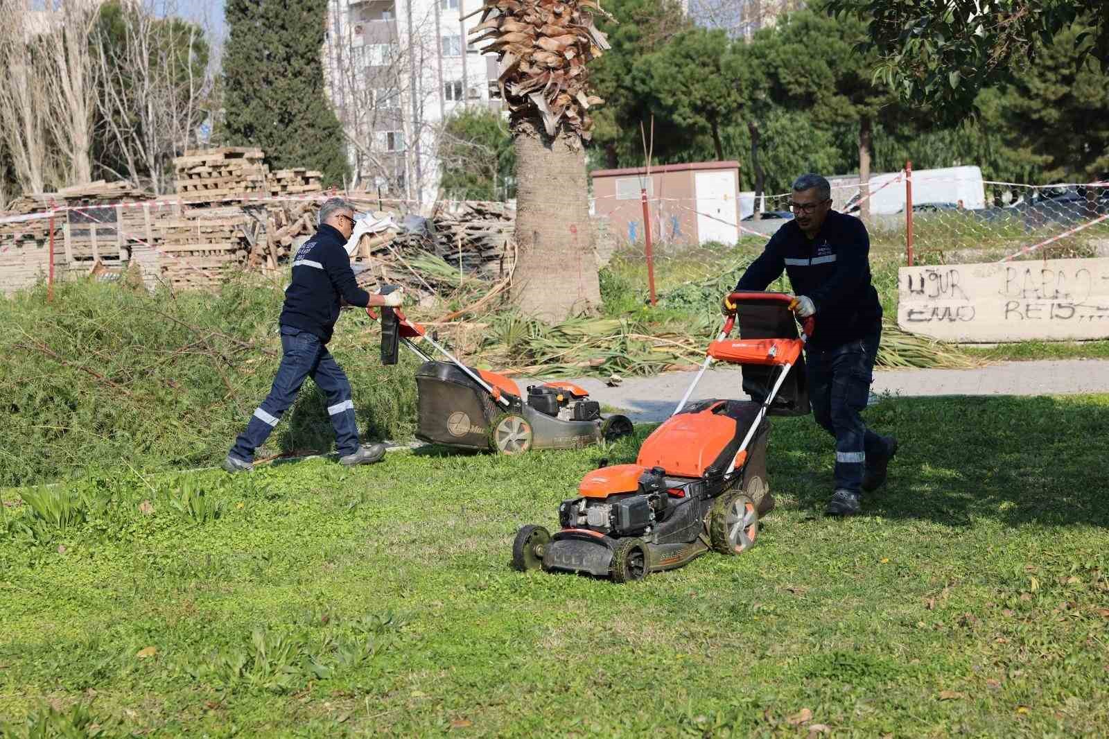 Bayraklı’da park ve yeşil alanlarda bakım çalışmaları
